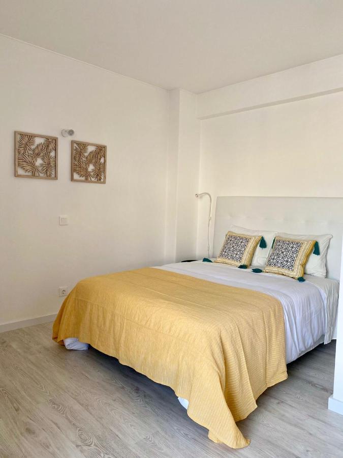 White Downtown Apartment Albufeira